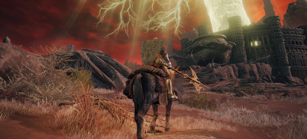 Auf dem Rücken eines Pferdes in Elden Ring dem Shadow of the Erdtree-DLC entgegen galoppieren.