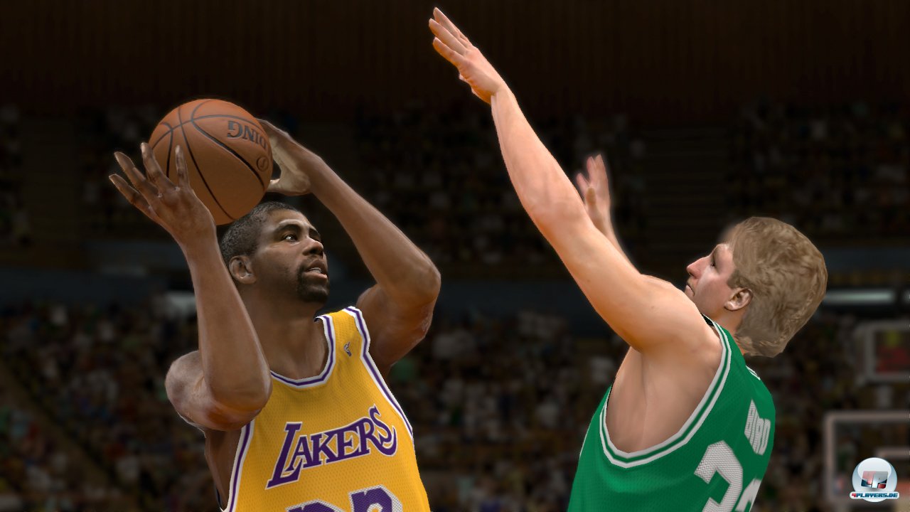 Larry Bird war zwar nicht als Monsterblocker bekannt, macht aber auch in der Verteidgung eine gute Figur.