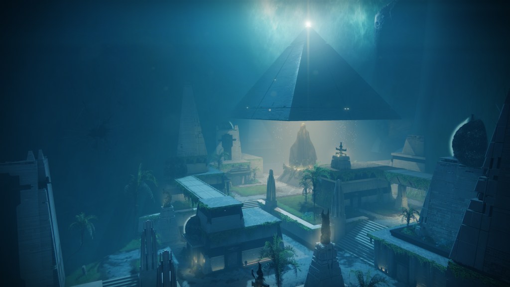 Screenshot aus dem ersten Strike von Destiny 2: The Final Shape. Zu sehen ist ein düsterer Raum, übermannt von einer Pyramidenstruktur.