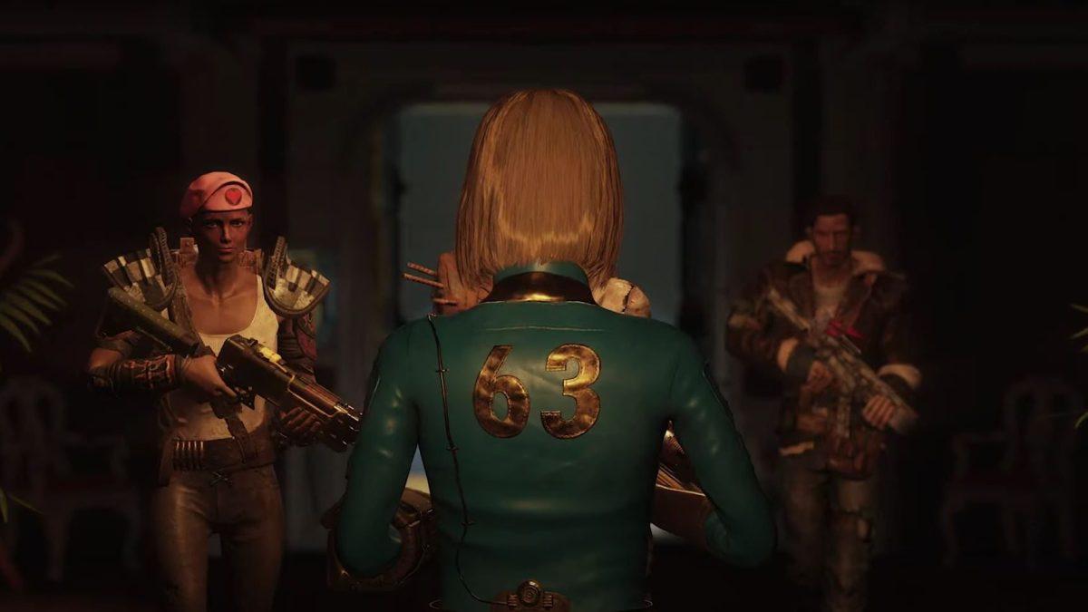 Eine Bewohnerin von Vault 63 im Spiel Fallout 76 steht zwei bewaffneten Personen gegenüber