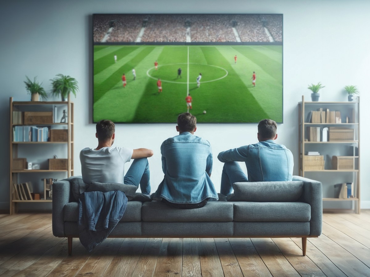 Fernseher an Wand und Menschen gucken FuÃŸball