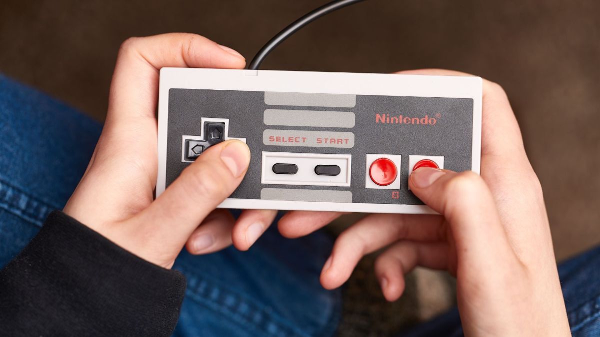 Person hält einen NES-Controller in der Hand.