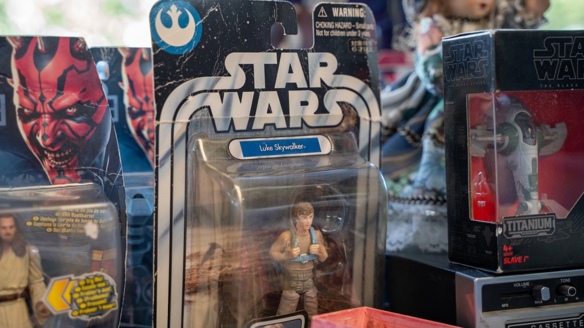 Star Wars Figuren auf einem Flohmarkt