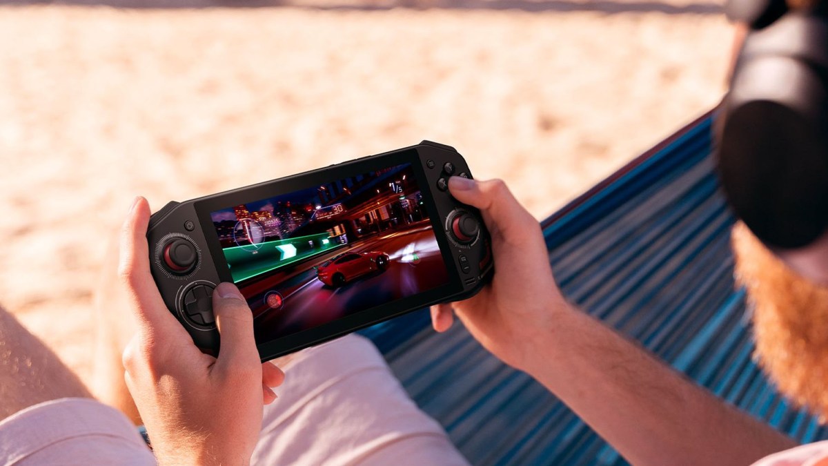 Bild vom Acer Nitro Blade 7. Eine Person spielt am Strand auf dem Handheld ein Spiel.