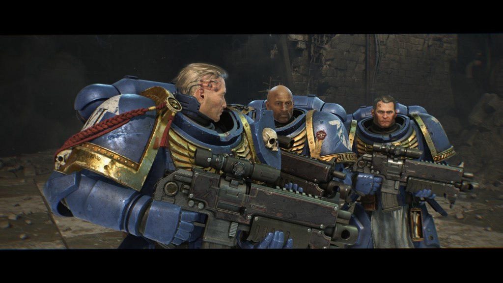 Screenshot aus einer Zwischensequenz von Space Marine 2. Zu sehen sind die drei Protagonisten der Kampagne.