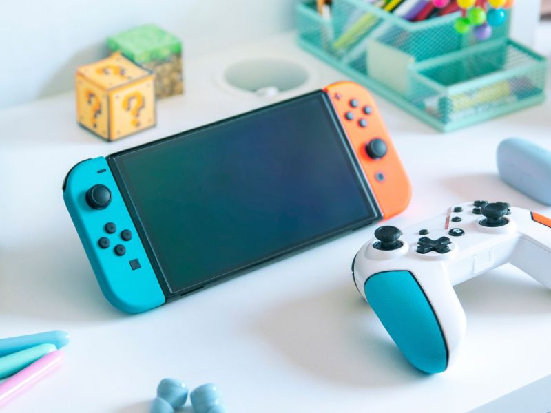 Nintendo Switch und ein Controller auf einem Schreibtisch