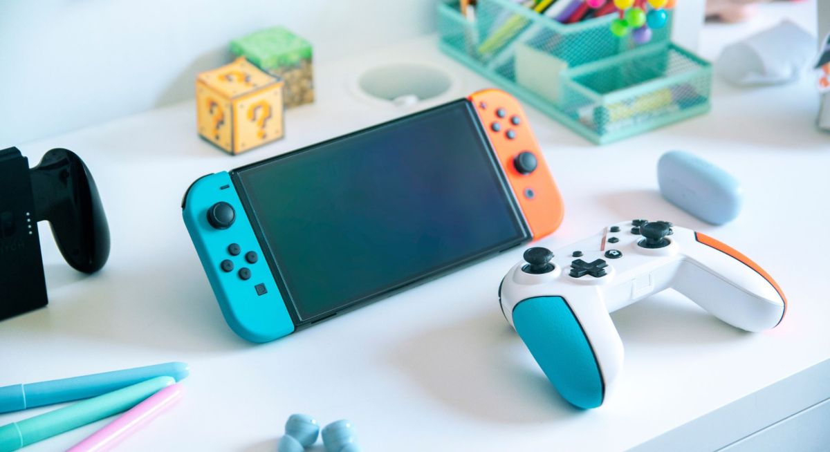 Nintendo Switch und ein Controller auf einem Schreibtisch