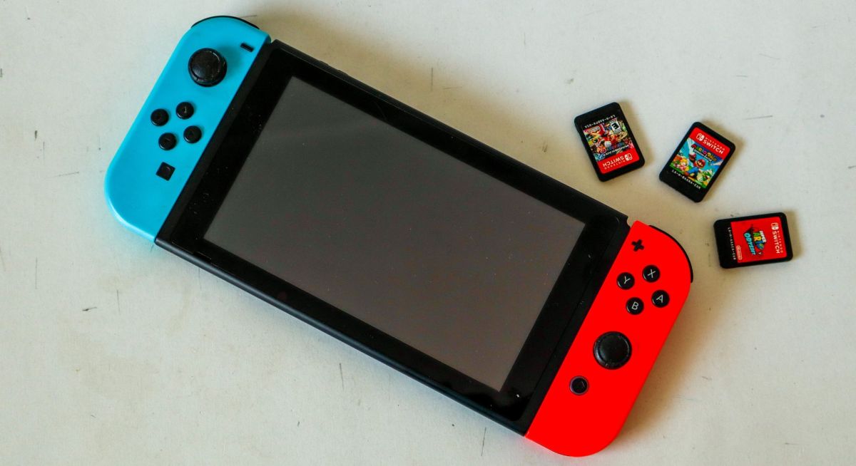 Nintendo Switch-Konsole mit drei Spielen