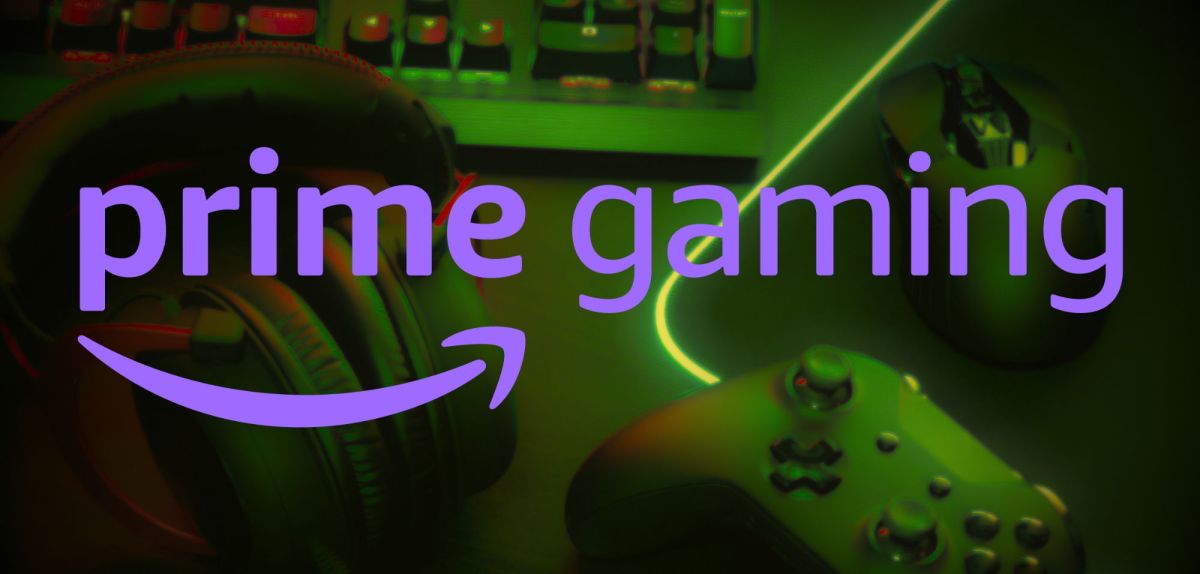 Prime Gaming-Logo vor einem Tisch mit Videospielzubehör