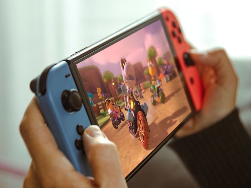 Person hält eine Nintendo Switch in den Händen.