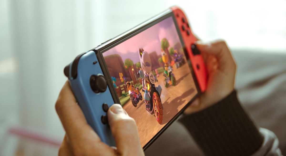 Person hÃ¤lt eine Nintendo Switch in den HÃ¤nden.