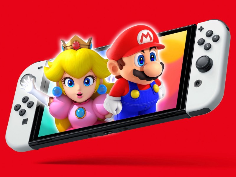 Eine Nintendo Switch OLED mit Mario und Peach.